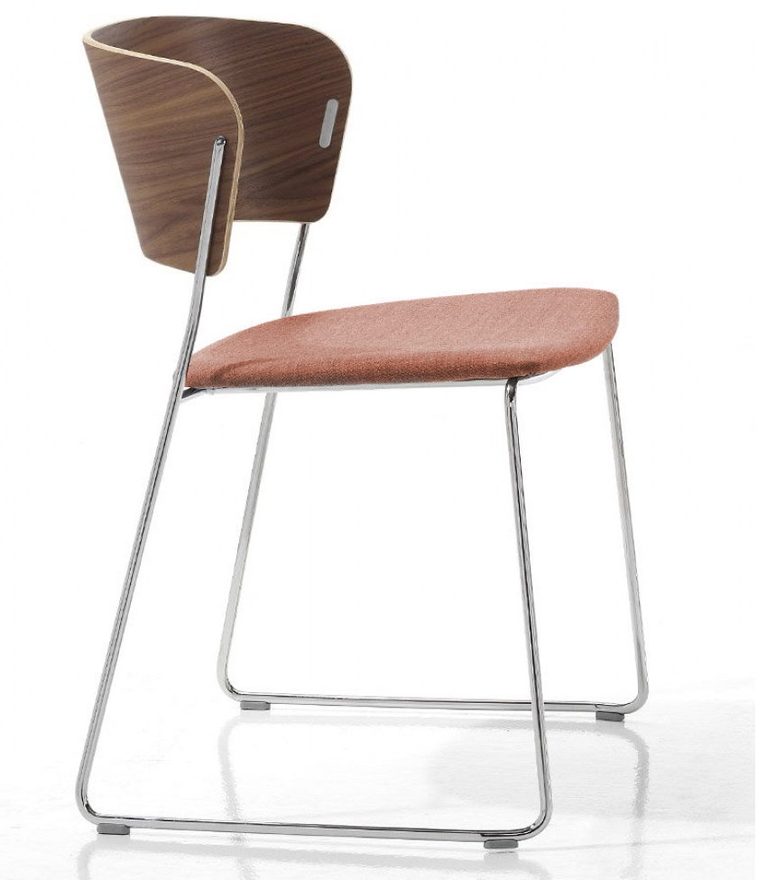 chaise-design-en-bois-tapissé-corail