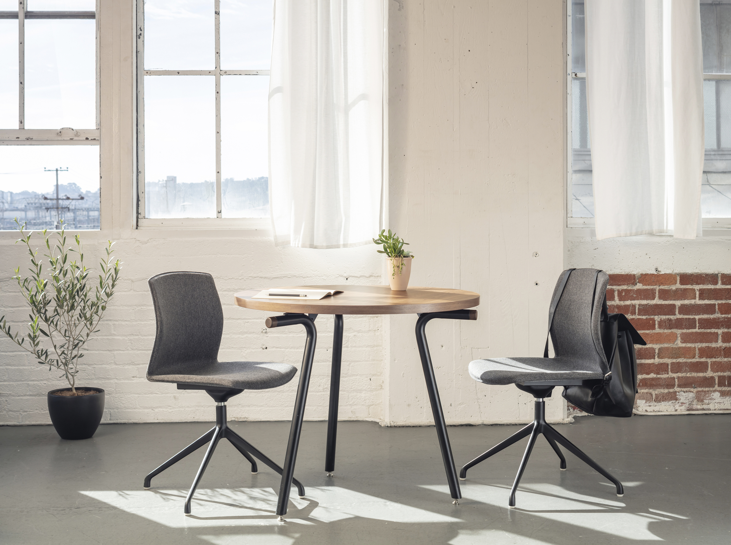 Chaise de réunion confortable Yumi avec piètement en bois - Fauteuils et  chaises/Chaises de réunion 