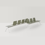 Grandes_chaises_plastiques_poutre_colorées
