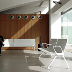 Chaises_poutre_métallique_fixes_au_sol