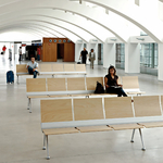 Chaises_poutre_bois_fixes_gare