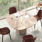Table de réunion carrée Xut à pied central en bois clair avec quatre chaises