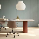 Table de réunion Xut à deux colonnes terracotta dans un bureau