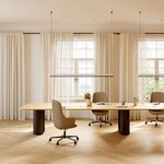 Grande table de conférence Xut dans une salle lumineuse