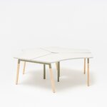 Bureau 3 personnes Ogi W en étoile, plateau blanc, pieds en frêne et éléments métalliques vert olive