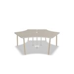 Bureau en étoile Ogi W trois postes à angles rayonnés, plateau beige et pieds en frêne, fond blanc