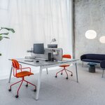 Bench bureau Ogi M à pieds métal inclinés, plateau aluminium satiné, deux postes face à face avec écran acoustique