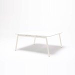 Bench bureau Ogi M blanc pastel à pieds inclinés en métal blanc, vue de trois quarts sur fond blanc