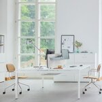 Bench bureau Ogi Y blanc à pieds droits en métal blanc dans un open space lumineux, deux postes face à face