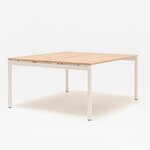 Bureau open space Ogi Y à pieds droits carrés blancs, plateau bois clair, vue de trois quarts sur fond blanc