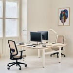 Bureau bench Ogi Drive Bench pour deux postes, plateau chêne clair et structure blanche, dans un bureau lumineux