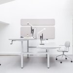 Bureau bench Ogi Drive Bench à manivelle, plateaux et structure gris clair, dans un bureau blanc lumineux
