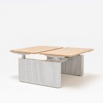 Bench Ogi Drive avec panneaux en feutre gris clair et deux plateaux en chêne naturel, vue de trois quarts