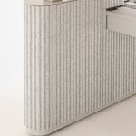 Détail du panneau en feutre gris clair à cannelures verticales du piètement dun bench Ogi Drive