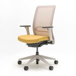 Chaise de bureau à résille beige, cadre gris clair, accoudoirs et assise jaune, vue de trois quarts sur fond blanc