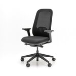 Chaise de bureau à dossier résille noir et accoudoirs 4D, structure noire, vue de trois quarts
