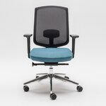 Chaise de bureau à dossier résille noir, assise bleue et piétement aluminium poli, vue de face