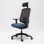 Chaise de bureau avec appui-tête en résille, accoudoirs et assise bleu foncé, vue de trois quarts