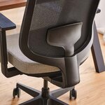 Dossier en résille et soutien lombaire de la chaise de bureau, assise grise, vue de détail