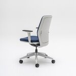 Chaise de bureau tapissée bleue vue de trois quarts arrière, coque de dossier grise