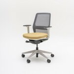 Chaise de bureau à dossier résille grise, assise jaune et piétement gris clair, vue de trois quarts