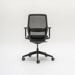 Chaise de bureau à dossier résille noire et piétement noir avec accoudoirs, vue de face sur fond blanc