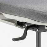 Détail de la manette de réglage sous lassise en tissu gris dune chaise de bureau à dossier résille
