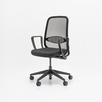 Chaise de bureau Astro noire à dossier résille et accoudoirs fixes, vue de trois quarts sur fond clair