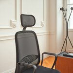 Appui-tête en résille et dossier perforé au niveau lombaire de la chaise de bureau Astro noire