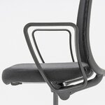 Accoudoir fixe en polyuréthane et assise tapissée noire de la chaise de bureau Astro, vue de détail