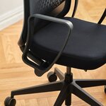 Accoudoir fixe, assise tapissée et piètement cinq branches noir de la chaise de bureau Astro