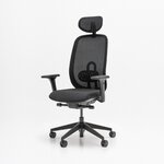 Chaise de bureau Ollie noire à dossier résille, appui-tête et accoudoirs 4D, vue de trois quarts