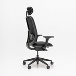 Chaise de bureau Ollie noire vue de profil avec appui-tête, accoudoirs réglables et soutien lombaire