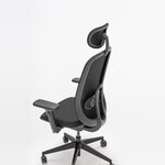 Chaise de bureau Ollie noire vue de dos, dossier résille, appui-tête et soutien lombaire réglable