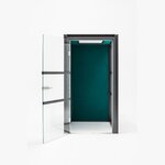 Cabine acoustique Hako 1 personne, porte en verre ouverte sur des parois tapissées vert canard