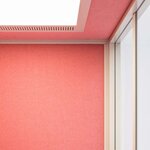 Angle intérieur dune cabine acoustique rose avec panneau LED de plafond et paroi vitrée