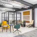 Cabine de réunion vitrée à structure anthracite dans un espace d'accueil aménagé