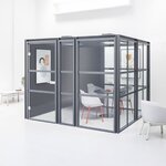 Cabine de réunion vitrée à structure anthracite et parois tapissées grises, vue de trois quarts