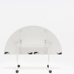 Table Revi demi-lune blanche, plateau rabattu à la verticale, vue de dessous avec les loquets
