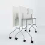 Deux tables Easy à plateau blanc rabattues à la verticale, piétement gris sur roulettes, vue arrière