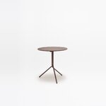 Table de café ronde Luna bordeaux foncé sur trois pieds, vue de face sur fond clair