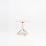 Table de café ronde Luna beige rosé sur trois pieds en tube dacier, fond clair