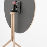 Table Luna beige rosé au plateau rabattu à la verticale, vue de dessous avec le mécanisme de pliage