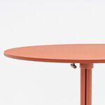 Détail du plateau rond de la table Luna orange brique et de la colonne centrale à deux tubes
