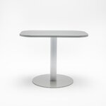 Table Tack rectangulaire 100 x 65 cm aluminium satiné sur colonne et embase disque, vue de face