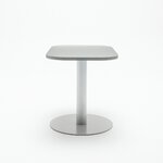 Table Tack 100 x 65 cm aluminium satiné vue par le petit côté, colonne centrale et embase ronde