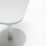 Détail de langle arrondi du plateau et de lembase disque en acier de la table Tack