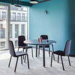 Table ronde Ogi A anthracite sur quatre pieds inclinés entourée de quatre chaises noires