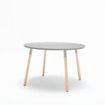 Table de cafétéria ronde Ogi W, plateau aluminium satiné et pieds en frêne, vue de trois quarts sur fond blanc