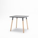 Table de cafétéria carrée Ogi W 80 x 80 cm, plateau noir, manchons noirs et pieds en frêne, fond blanc